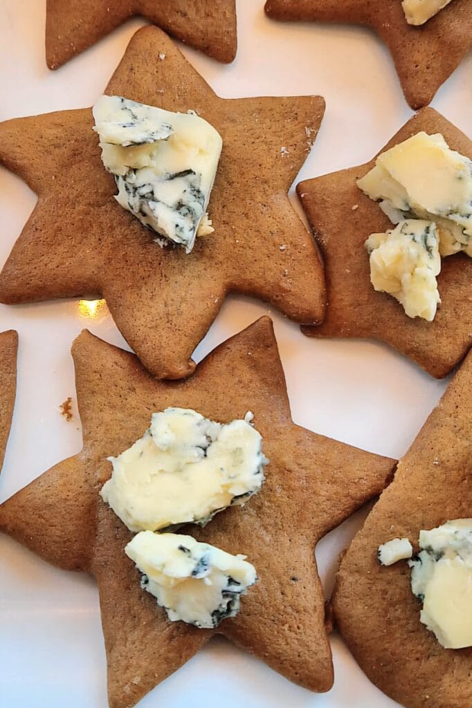 Star-shaped pepperkaker topped with Stilton blue cheese, a Norwegian Christmas pairing