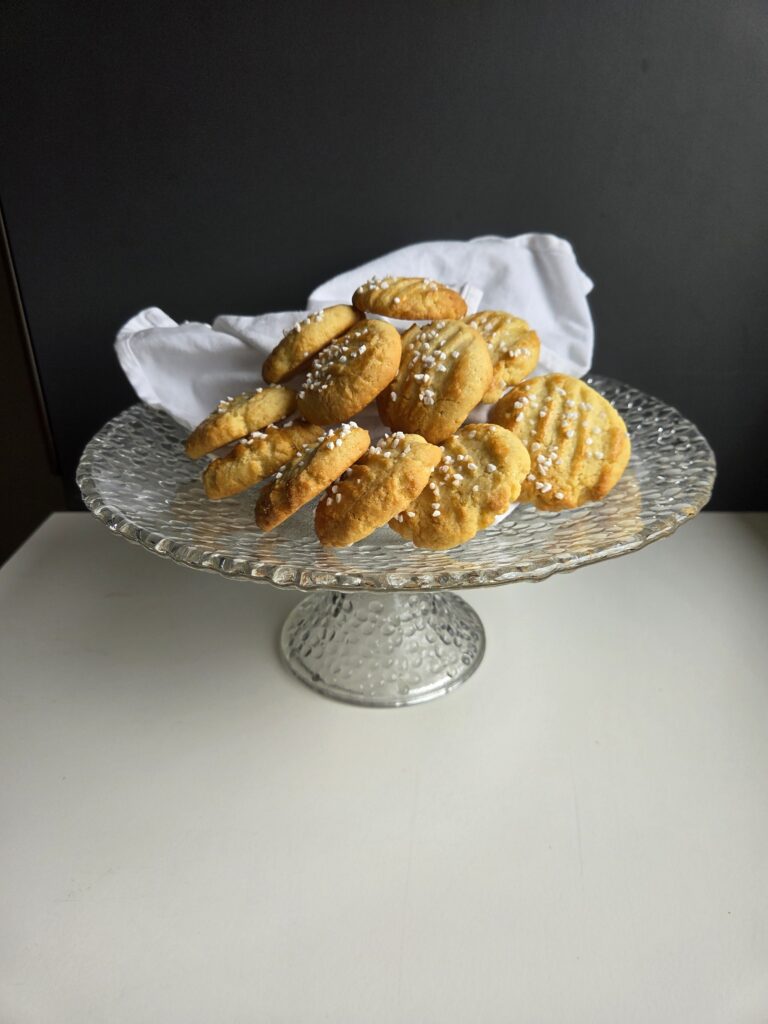 Serinakaker Norwegian Christmas butter cookies with pearl sugar on a cake stand