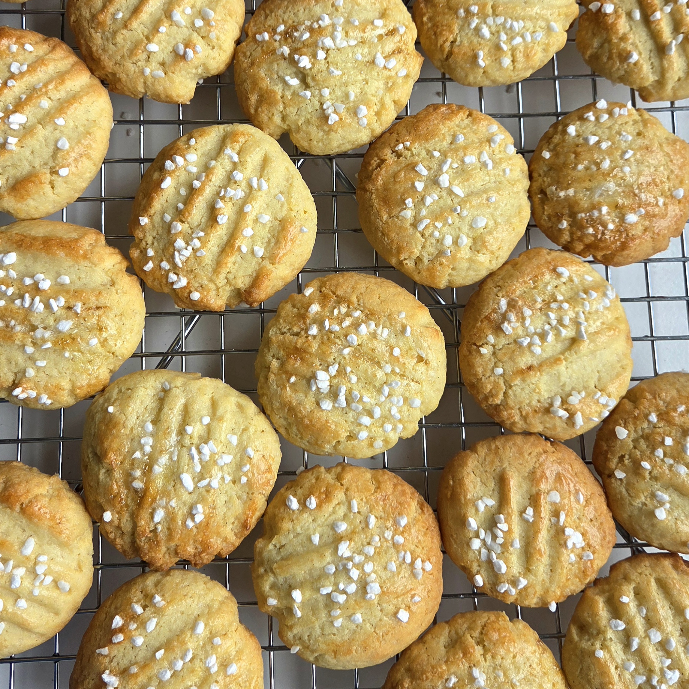 Serinakaker Norwegian Christmas cookies on a cooling rack