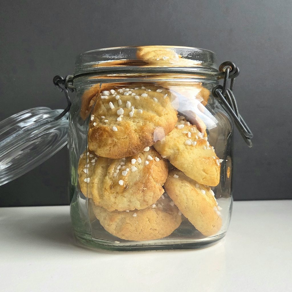 Serinakaker Norwegian Christmas cookies stored in a glass jar