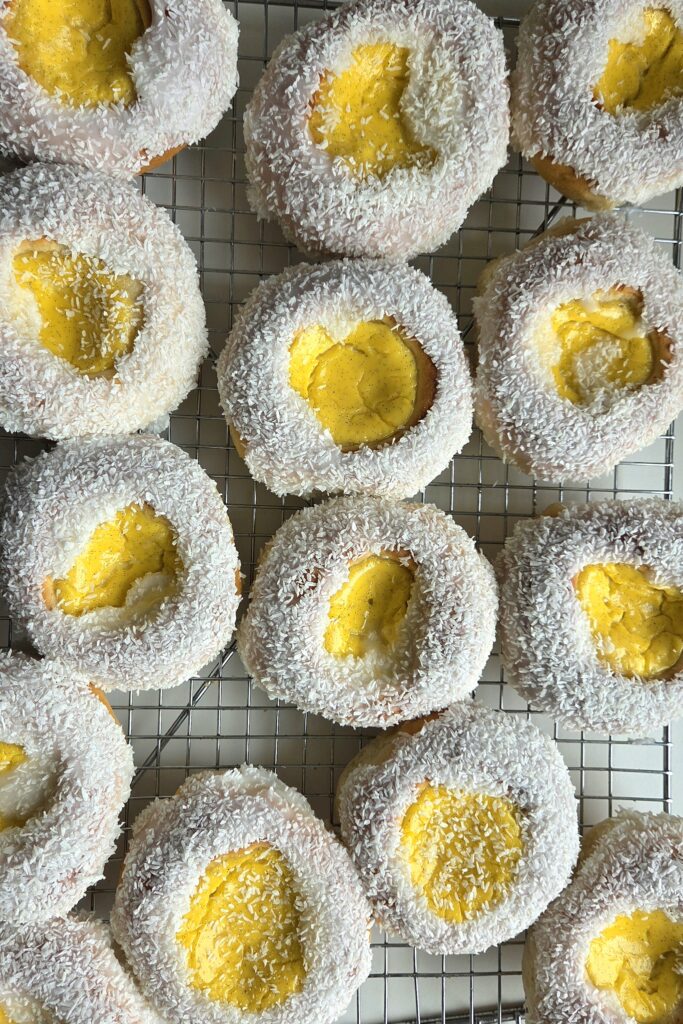 Skolebrød with vanilla custard, white glaze and a coconut-coated rim